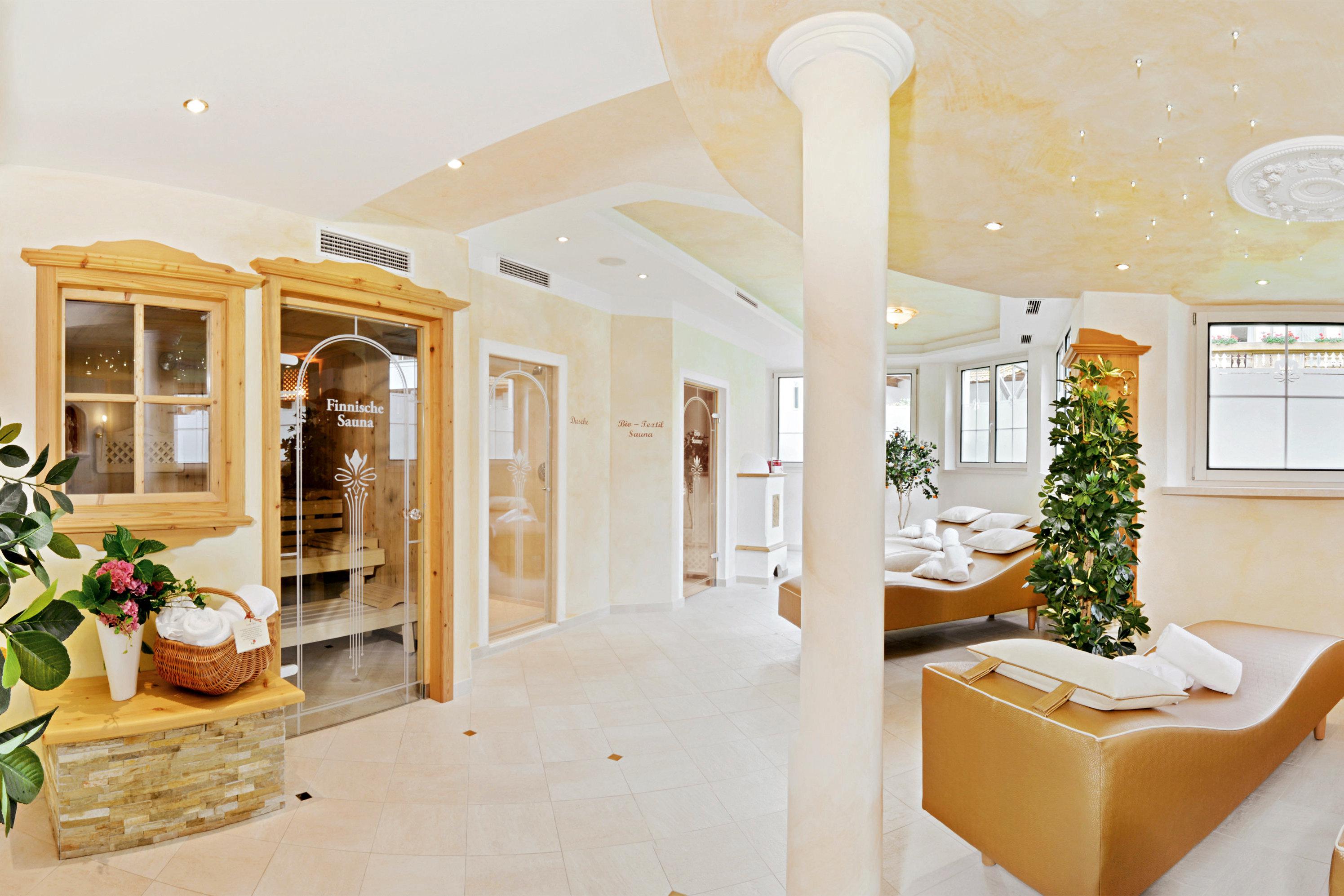 Wellnesshotel Neue Post slide 4
