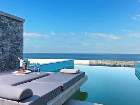 Juniorsuite med privat pool og havudsigt